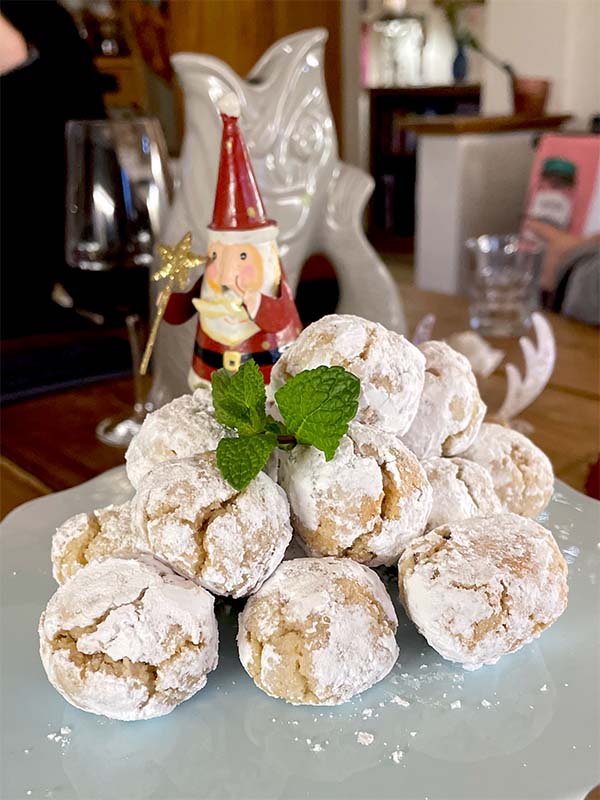 Spiced soft amaretti served